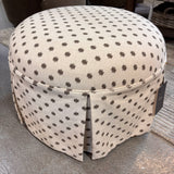 Ausstellungsstück - Butterblumenfarbener Ottoman mit Rock - Ikat-Punktlorbeer